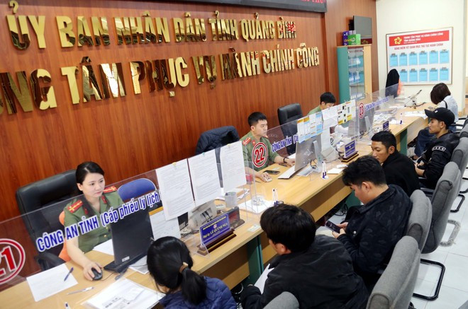Traitement des procédures administratives au Centre de services de l'administration publique de Quang Binh, dans le Centre. Photo : VNA quang-binh-vna.jpg