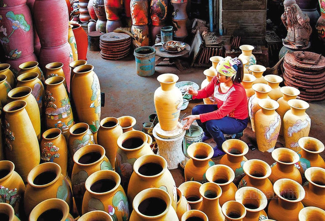Fabriqués en argile rouge, les produits du village de Phu Lang sont assez variés et vont des objets de culte à sculpture compliquée jusqu’aux ustensiles domestiques simples. phu-lang.jpg