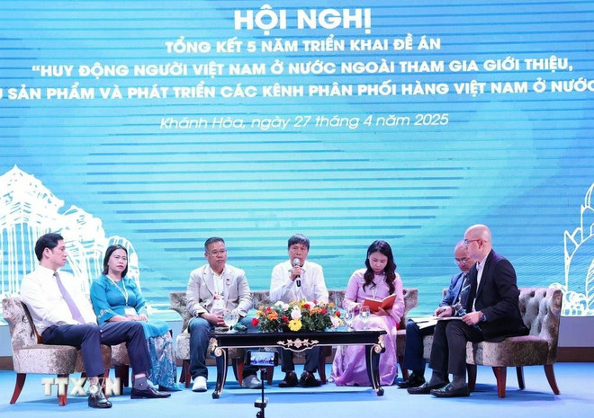 Séance de discussion lors de la conférence sur le bilan des cinq années (2019-2024) de mise en œuvre du projet « Mobiliser les Vietnamiens à l'étranger pour participer à l'introduction, à la consommation de produits et au développement des canaux de distribution des produits vietnamiens à l'étranger ». Photo: VNA diaspora-promotion-des-produits-vietnamiens.jpg