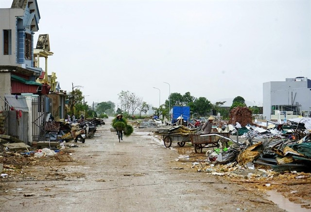 Scènes de désolation dans le village de Phuong Mao, commune de Hoang Giang, province de Thanh Hoa, après deux jours de fortes pluies et de vents violents. Photo : VNA thanh-hoa.jpg
