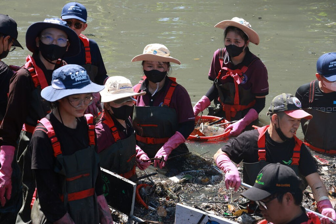 De nombreux étudiants de l'université Van Hiên participent à assainir le canal. Photo: CVN etudiants-de-luniversite-van-hien.jpg