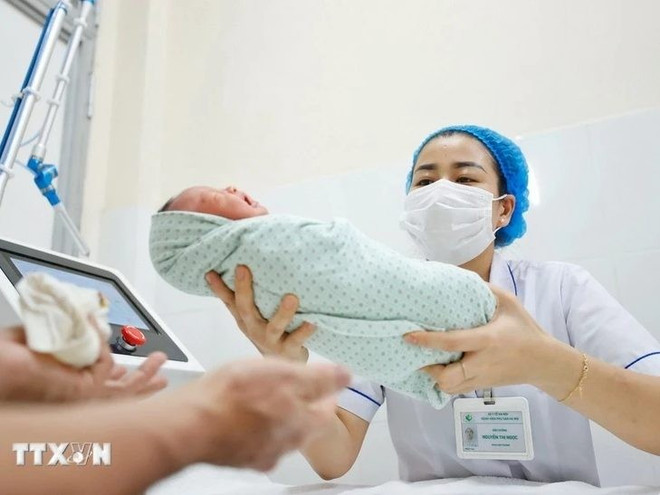 Soins aux nouveau-nés à l’Hôpital d’obstétrique de Hanoi. Photo : VNA soins-aux-nouveau-nes-a-lhopital-dobstetrique-de-hanoi-vna.jpg