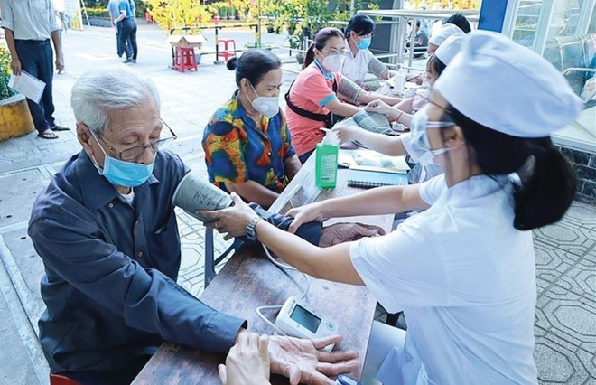Soins médicaux dispensés aux personnes âgées à Hô Chi Minh-Ville. Photo : VNA soins-medicaux-dispenses-aux-personnes-agees-a-ho-chi-minh-ville.jpg