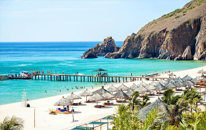 La plage de Ky Co est entourée de magnifiques montagnes rocheuses et d'une mer turquoise. Photo : VNP ky-co.jpg