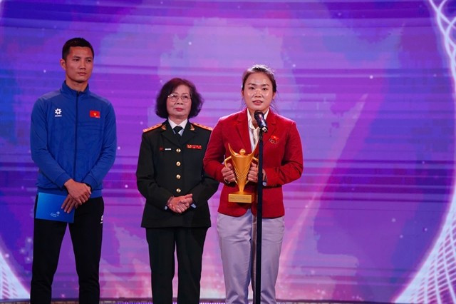 Nguyên Thi Huong remercie les gens de l’avoir élue meilleure jeune athlète de 2024. Photo : Vietcontent nguyen-thi-huong.jpg