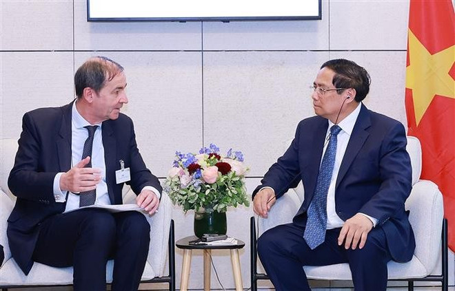 Le Premier ministre Pham Minh Chinh (à droite) travaille avec EDF, à Paris, le 11 juin. Photo : VNA edf.jpg