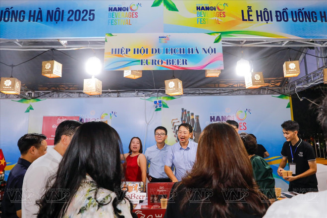 Les visiteurs savourent les saveurs européennes au Festival des boissons de Hanoi 2025. Photo: VNP festival-des-boissons-de-hanoi-2025.jpg