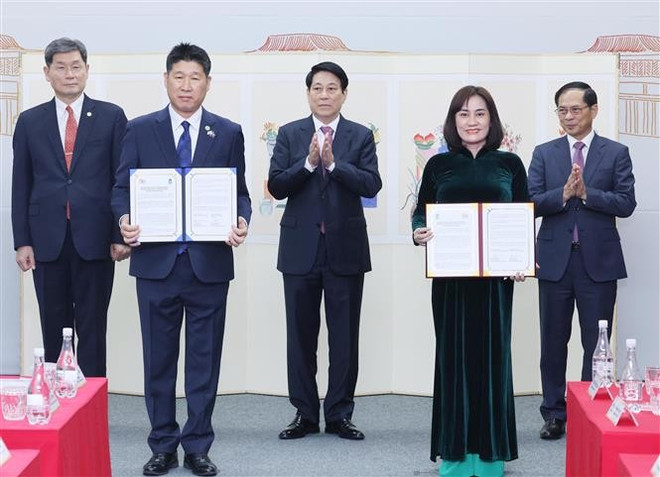 Le président vietnamien Luong Cuong et le président de la Fondation coréenne, Kim Ghee Whan supervisent la signature d’un protocole d’accord entre le Musée musée d’ethnographie du Vietnam et la Maison de la culture de l’ASEAN de la Fondation coréenne. Photo : VNA luong-cuong-kf.jpg