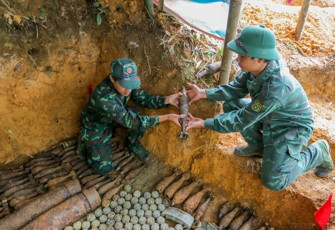 Collecte de munitions non explosées dans les zones frontalières des communes de Minh Tân, Ta Van et Nghia Thuân (province de Hà Giang, en juillet 2023. Photo: VNA ha-giang-deminage.jpg