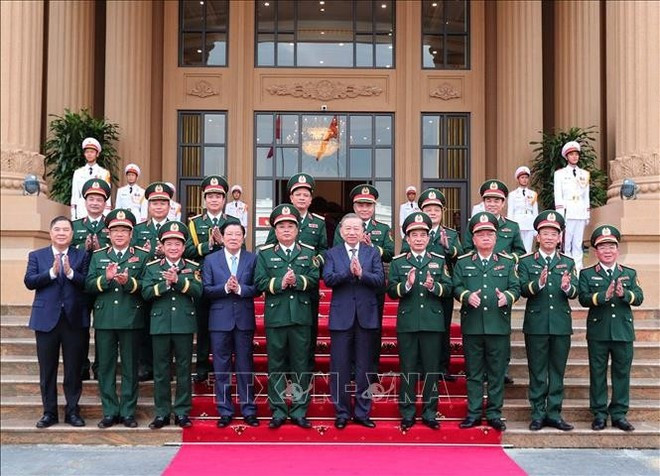 Le secrétaire général du Parti Tô Lâm pose avec les délégués lors de la cérémonie, à Hanoi, le 15 septembre. Photo : VNA secretaire-general-du-parti-to-lam-vna.jpg