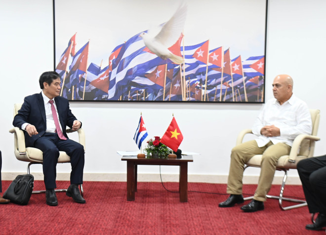 Phan Xuân Thuy (gauche), vice-président de la Commission de la sensibilisation, de l’éducation et de la mobilisation des masses du Comité central du Parti communiste du Vietnam (PCV) et Roberto Morales Ojeda, membre du Bureau politique, membre permanent du Secrétariat du Comité central du Parti communiste cubain (PCC), président de la Commission d’organisation du comité. Photo : VNA roberto-morales-ojeda-phan-xuan-thuy.jpg