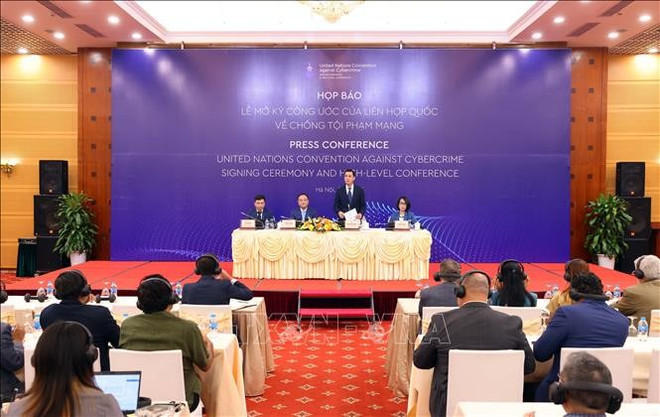 Vue de la conférence de presse sur l’ouverture à la signature de la Convention des Nations Unies contre la cybercriminalité (Convention de Hanoi), à Hanoi, le 8 octobre. Photo : VNA dang-hoang-giang-vna.jpg