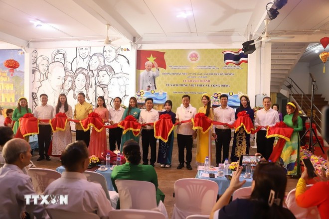 Les délégués coupent la bande d’inauguration de la bibliothèque de livres en vietnamien à Udon Thani, en Thaïlande. Photo : VNA bibliotheque.jpg
