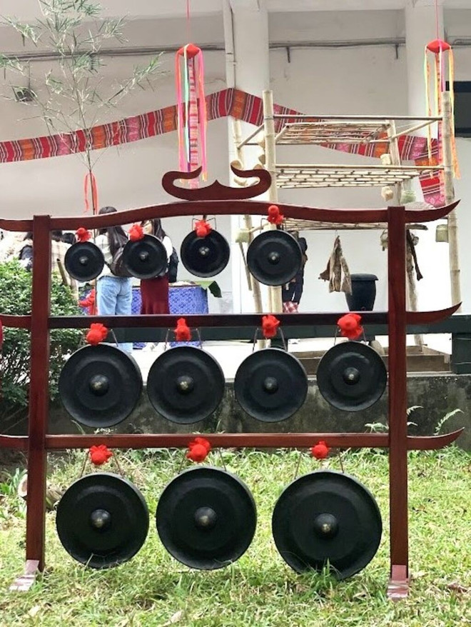 Gongs des Muong exposés en plein air au Musée d’ethnographie du Vietnam. gongs-des-muong.jpg
