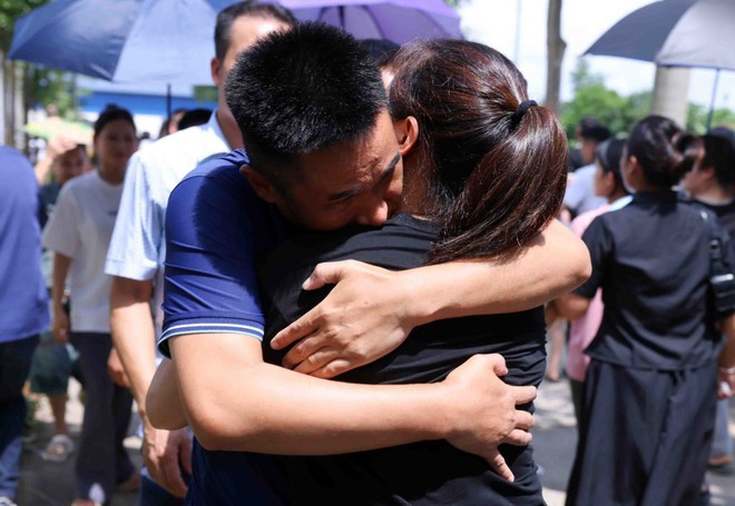 Un prisonnier gracié serre ses proches dans ses bras après sa remise en liberté. Photo: VNA reunion-de-famille.jpg