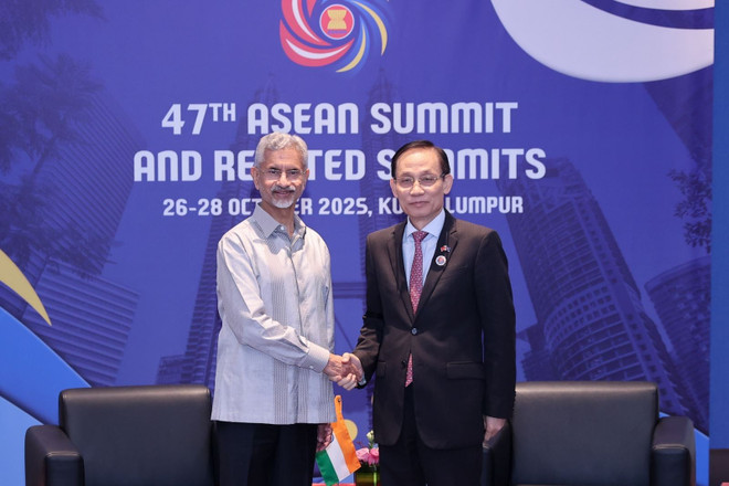 Le ministre vietnamien des Affaires étrangères, Lê Hoài Trung (à droite) et le ministre indien des Affaires étrangères Subrahmanyam Jaishankar, à Kuala Lumpur, le 27 octobre. Photo : VNA le-hoai-trung-subrahmanyam-jaishankar.jpg