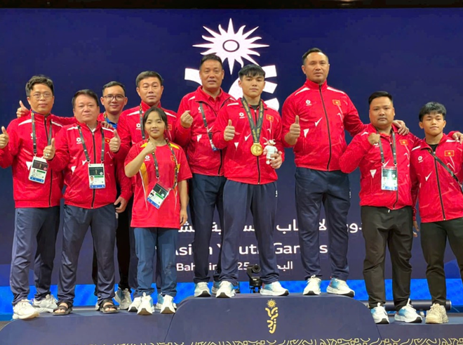 L’athlète vietnamien Nguyên Thành Duy et ses compatriotes, aux Jeux asiatiques de la jeunesse 2025, à Bahreïn, le 27 octobre.. Photo: congluan.vn thanh-duy-congluanvn.png