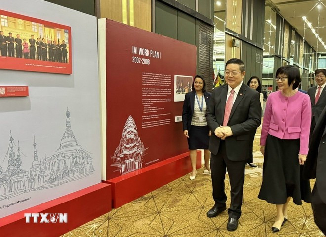 L’ambassadrice Tôn Thi Ngoc Huong et le secrétaire général de l’ASEAN, Kao Kim Hourn lors de l’exposition, à Jakarta, le 11 août. Photo : VNA kao-kim-hourn-ton-thi-ngoc-huong.jpg