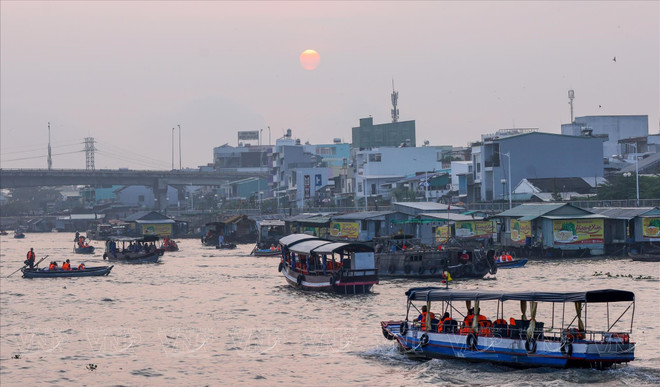 Le marché flottant de Cái Răng (ville de Cân Tho) accueille les touristes entre 5 h et 8 h du matin. Photo : VNP marche-flottant-de-cai-rang-433.jpg