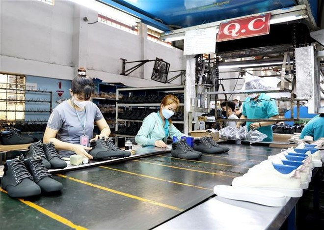 Des ouvriers travaillent dans l'usine de chaussures de Gia Dinh, dans la ville de Thu Duc, Hô Chi Minh-Ville. Photo: VNA chaussure.jpg