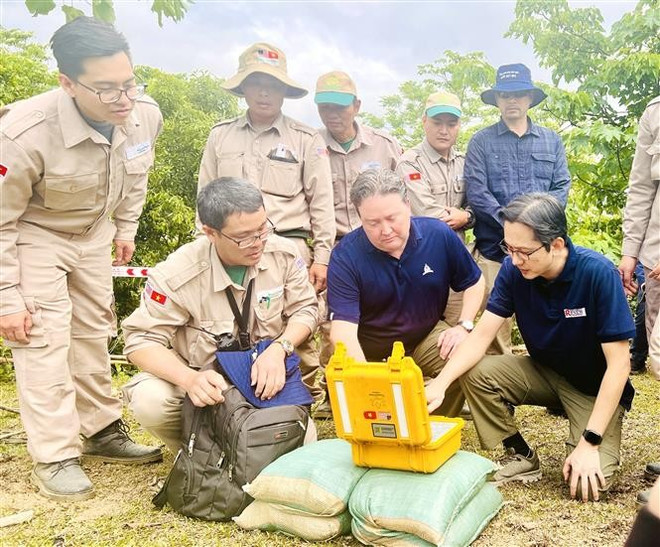 Le vice-ministre des Affaires étrangères Dô Hung Viêt et l’ambassadeur des États-Unis au Vietnam Marc E. Knapper appuient sur le bouton de désactivation d’une bombe dans la commune de Huong Tân, district de Huong Hoa, province de Quang Tri, le 2 avril 2025. Photo : VNA marc-e-knapper-quang-tri.jpg