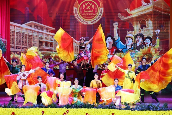Représentation artistique en l’honneur du premier Congrès du Comité du Parti du Front de la Patrie du Vietnam (FPV) et des organisations centrales de masse pour le mandat 2025-2030. Photo : VNA representation-artistique.jpg