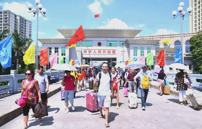 La Chine demeure la principale source de touristes étrangers au Vietnam. Photo : VNA touristes-chinois.png