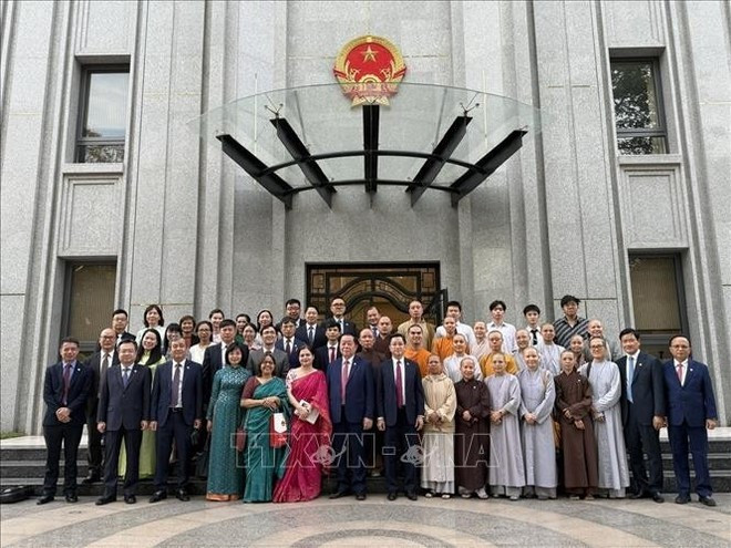 Le membre du Politburo du Parti communiste du Vietnam (PCV), Nguyên Trong Nghia, pose avec le personnel de l’ambassade du Vietnam à New Delhi. Photo : VNA nguyen-trong-nghia-inde.jpg