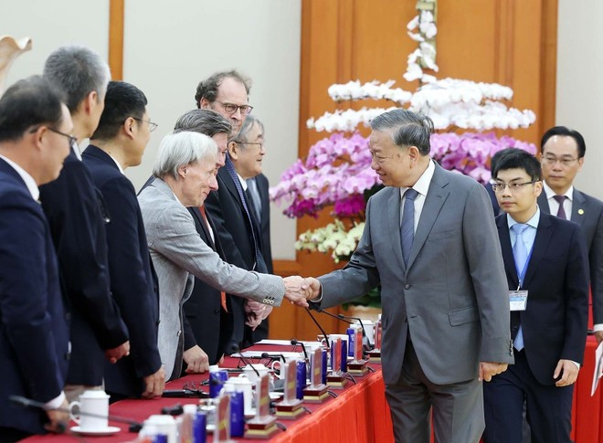 Le secrétaire général du Parti, Tô Lâm, souhaite la bienvenue aux délégués participant à la 7e Conférence internationale sur les études vietnamiennes. Photo : VNA secretaire-general-du-parti.jpg
