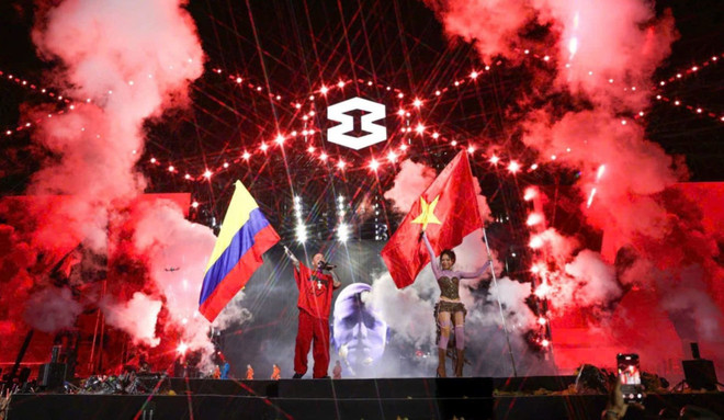 J Balvin et Tlinh se produisent avec les drapeaux du Vietnam et de la Colombie. j-balvin-et-tlinh.jpg
