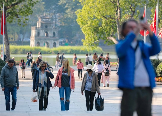 Des touristes étrangers dans la rue piétonne autour du lac Hoàn Kiêm. Photo: VNA hoan-kiem.jpg