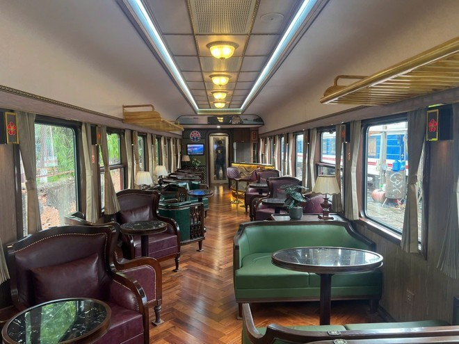 Les voitures sont dotées de parquet en bois naturel, du Wi-Fi à bord et d’un bar proposant des boissons gratuites. Photo : VietnamPlus voitures-de-luxe.jpg