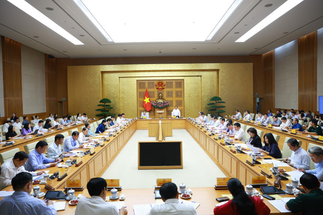 Vue de la conférence entre la permanence du gouvernement et le comité permanent de l’Assemblée nationale, à Hanoi, le 15 octobre. Photo : VNA pham-minh-chinh-tran-thanh-man-vna.jpg