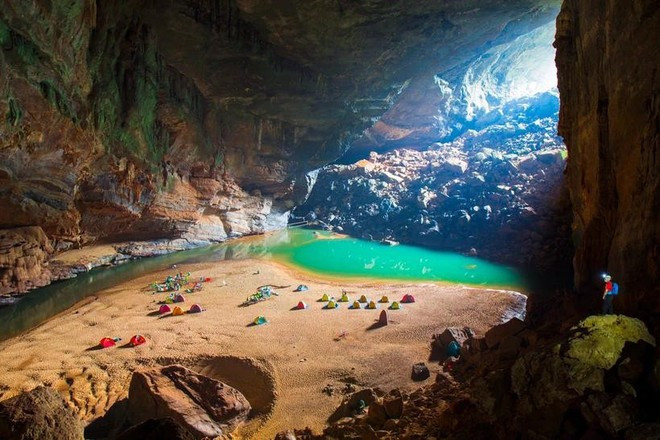 grotte de Son Doong dispose d'une largeur de 150 m et d'une hauteur de 200 m, assez grande pour accueillir un quartier de New York, un immeuble de 40 étages ou un Boeing 747. Photo : lucascometto.com a-linterieur-de-la-grotte-de-son-doong.jpg