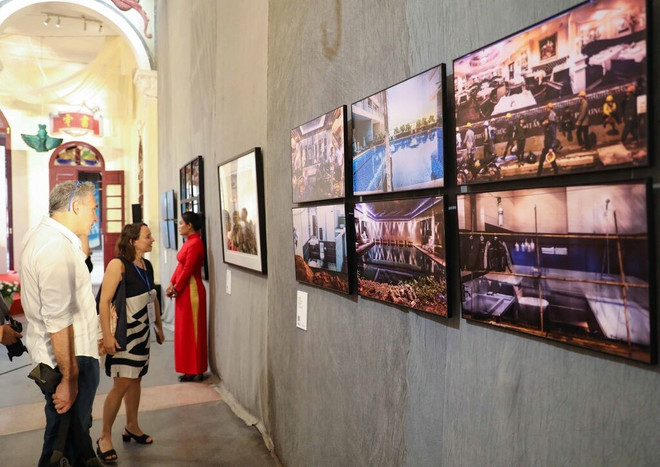 Photo Hanoi’23, tenue du 21 avril au 3 juin 2023, la première biennale internationale de la photographie au Vietnam, initiée par l’Institut français du Vietnam, sous l’égide du Comité populaire de Hanoï, a été un moment fort de la coopération culturelle entre les deux pays. Photo : VNA premiere-biennale-internationale-de-la-photographie-au-vietnam.jpg