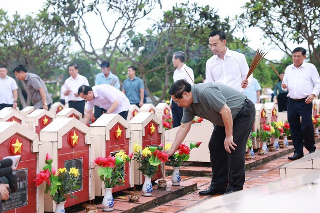 Le Premier ministre Pham Minh Chinh et des responsables offrent de l’encens sur les tombes des martyrs au cimetière des martyrs d’An Giang, le 20 juillet. Photo : VNA pham-minh-chinh-an-giang-cimetiere-des-martyrs.jpg