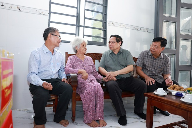 Le Premier ministre Pham Minh Chinh (deuxième à partir de la droite) rend visite à Nguyên Thi Co (deuxième à partir de la gauche), 85 ans, une contributrice révolutionnaire de la commune de Binh My, province d’An Giang, le 20 juillet. Photo : VNA pham-minh-chinh-nguyen-thi-co.jpg