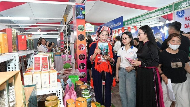 La foire réunit 130 stands de différentes entreprises vietnamiennes et étrangères, ainsi que des représentants de 120 agences de voyages venues de plus de 10 pays et territoires à travers le monde. Photo : NDEL la-foire-reunit-130-stands.jpg