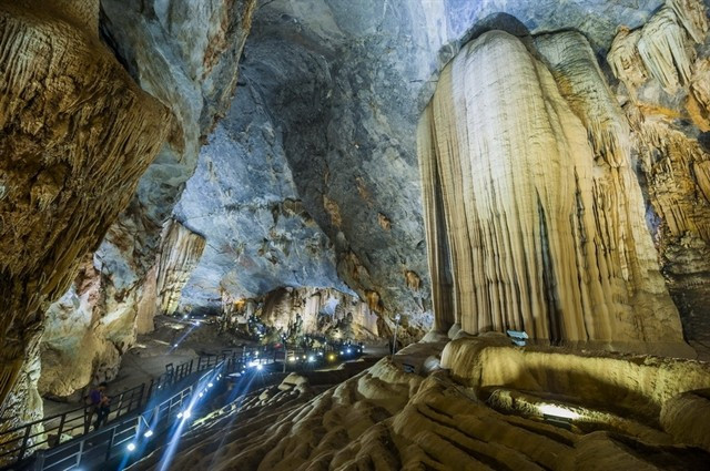 Dans la La grotte Thiên Duong (Paradis). Photo: baodautu.vn grotte-thien-duong.png