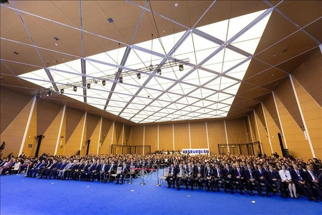 Vue d'ensemble de la séance plénière d’ouverture de la 16e réunion annuelle des nouveaux champions du Forum économique mondial (FEM). Photo: VNA fem-seance-pleniere.jpg