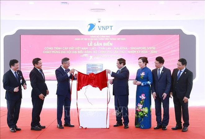 Le Premier ministre Pham Minh Chinh lors de la cérémonie de pose du panneau du projet de câble terrestre Vietnam-Laos-Thaïlande-Malaisie-Singapour de VNPT. Photo : VNA pham-minh-chinh-vnpt.jpg
