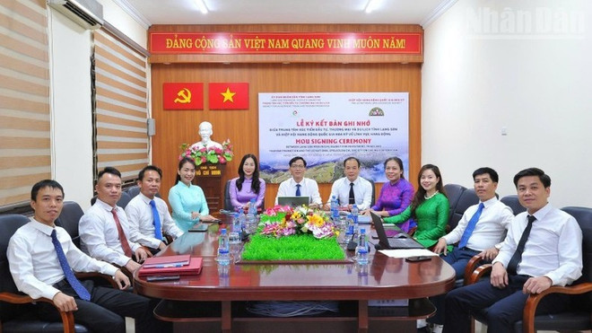 Cérémonie de signature d'un protocole d'accord entre le Centre provincial de promotion des investissements, du commerce et du tourisme de Lang Son et le NSS. Photo: NDEL ceremonie-de-signature-du-protocole-daccord.jpg