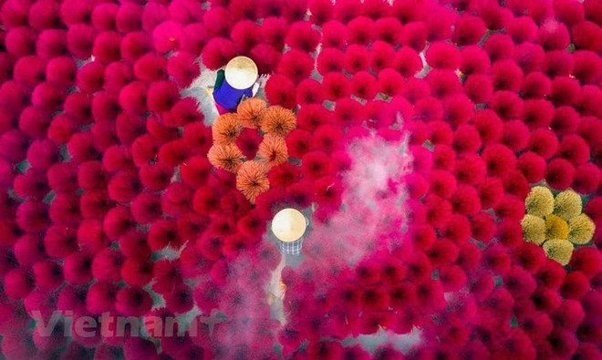 Les bouquets d’encens rouge vif sont soigneusement disposés en cercles sur les terrains de séchage à Quang Phu Câu, créant un paysage particulier. Photo: VietnamPlus quang-phu-cau-vietnamplus.jpg