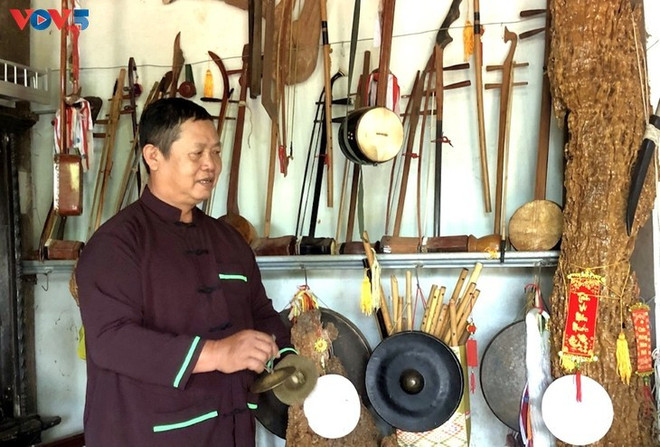 Bùi Van Ngòi, originaire du district d'Ea H'leo, présente des objets liés au Mo Mường. Photo : VOV bui-van-ngoi.jpg