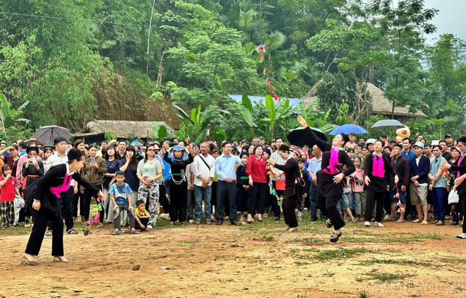 Fête du lancer de balles en tissu (ném còn), organisée en avril à Bao Yên, province de Lào Cai. Photo : BaoLaoCai fete-du-lancer-de-balles-en-tissu.jpg
