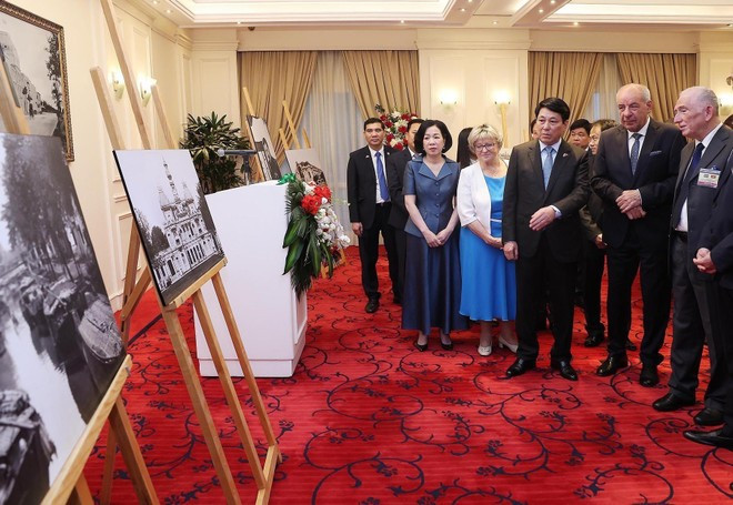 Le président vietnamien Luong Cuong et son épouse, ainsi que le président hongrois Sulyok Tamas et son épouse, lors de l’exposition. Photo : VNA luong-cuong-sulyok-tamas-expo-photo.jpg