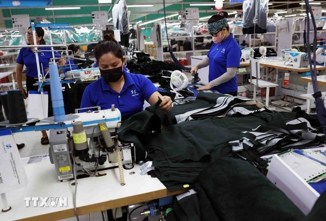 Production de vĂȘtements pour lâexportation dans lâusine de la SARL SangWoo Vienam, dans le parc industriel Vietnam-Singapour Ă NghĂȘ An. Photo : VNA sangwoo-viet-nam.jpg
