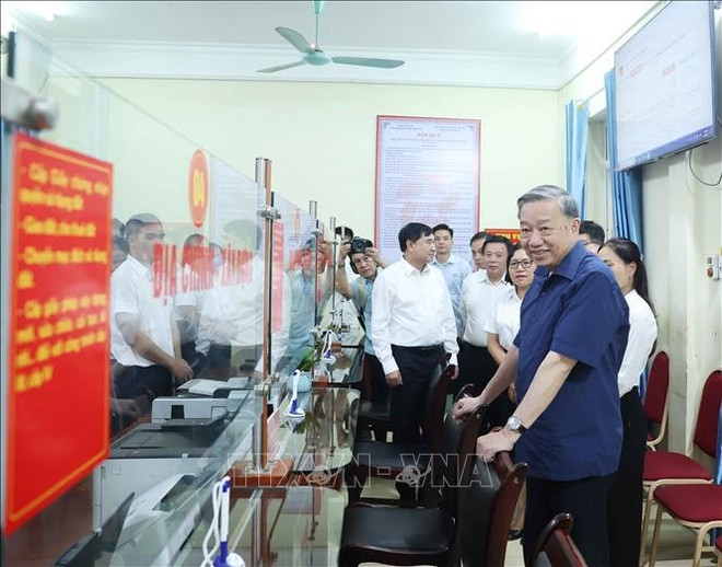 Le secrétaire général du Parti, Tô Lâm visite le Centre de services administratifs publics du commune de Si Pa Phin, province de Diên Biên (Nord). Photo : VNA to-lam-si-pa-phin-vna.jpg