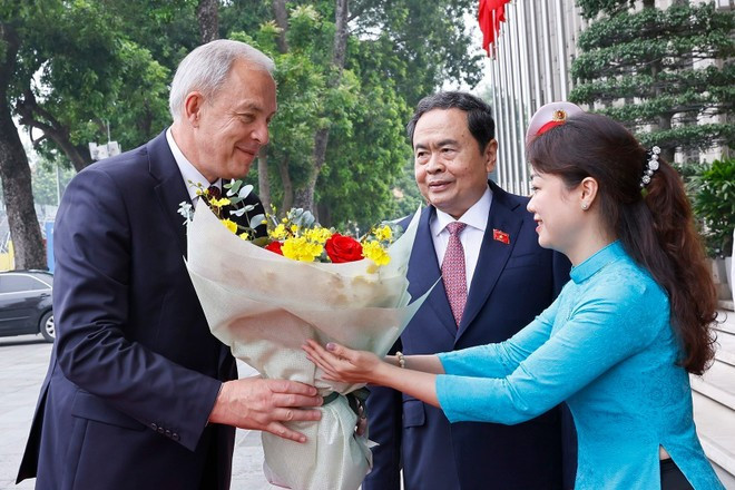 Le président de l’Assemblée nationale du Vietnam, Trân Thanh Mân (au centre), accueille Igor Sergeenko, président de la Chambre des représentants de Biélorussie. Photo : VNA tran-thanh-man-igor-sergeenko-vna.jpg