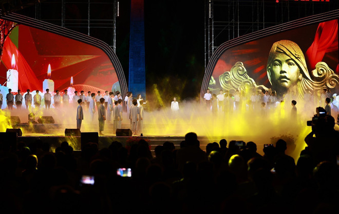 Spectacle en l'honneur du 50e anniversaire de la libération de l’île de Côn Dao. Photo: VNA spectacle-con-dao.jpg